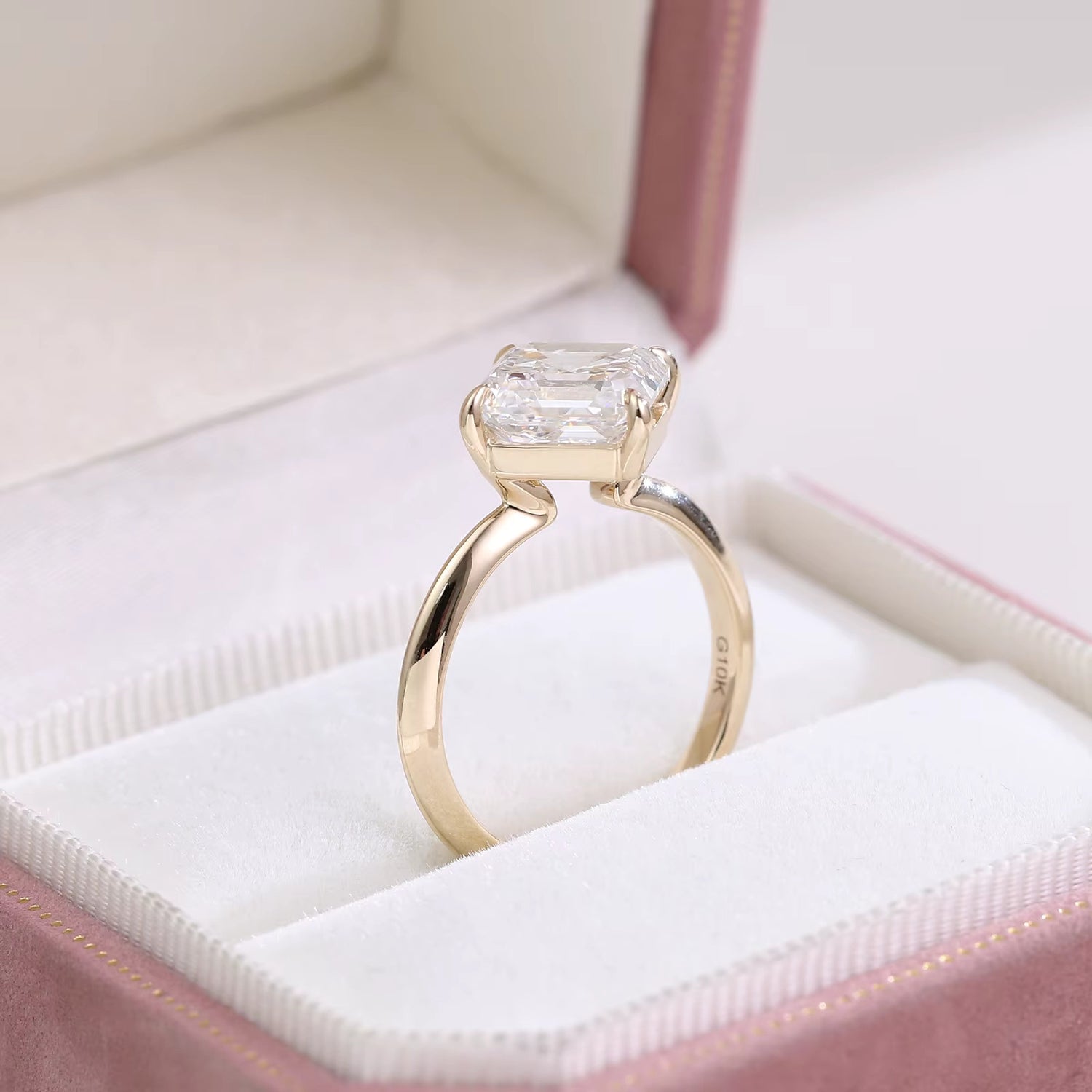 Éclat Royal – Bague Solitaire Asscher Cut en Or Jaune