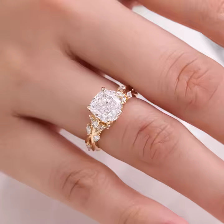 Racines d’Or – Bague Coussin Moissanite et Feuillage en Or 18K