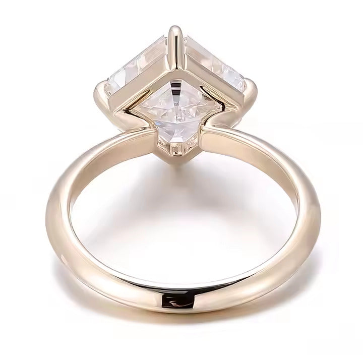 Éclat Royal – Bague Solitaire Asscher Cut en Or Jaune