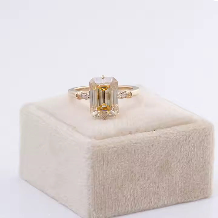 Éclat Champagne – Bague Émeraude 3 Carats en Or 10K