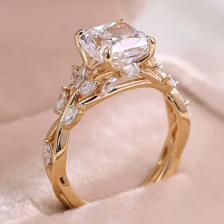 Racines d’Or – Bague Coussin Moissanite et Feuillage en Or 18K